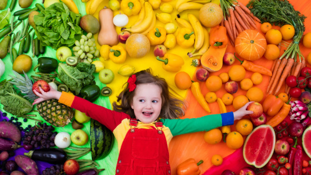 девочка фрукты