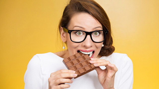 девушка ест шоколад