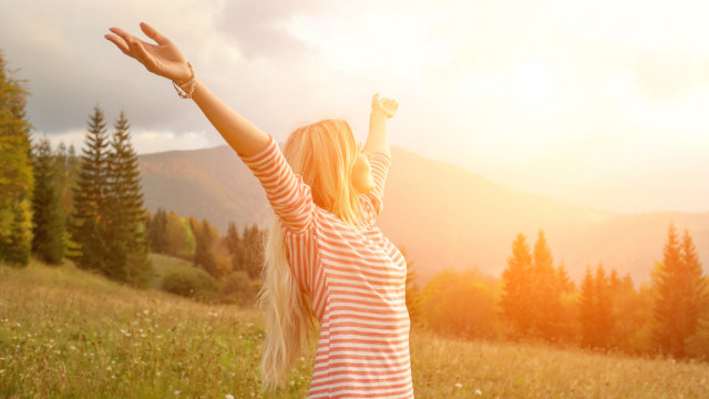 дівчина гори радість