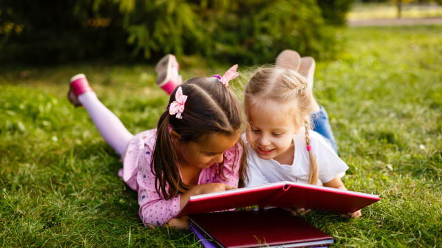 дети читают книгу