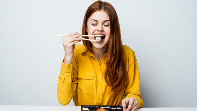 девушка ест суши