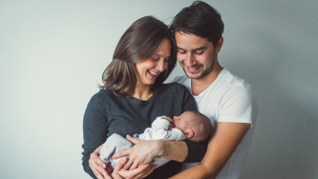 родители с новорожденным