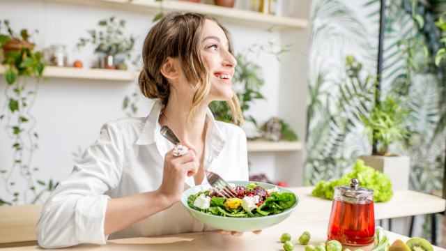 девушка ест