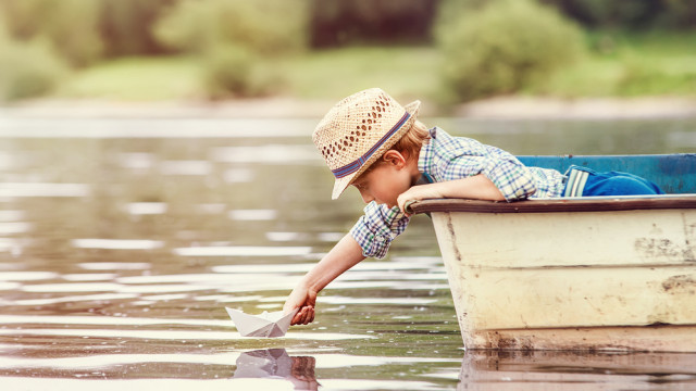 мальчик с лодкой лето