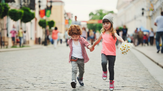 дети в городе бегут