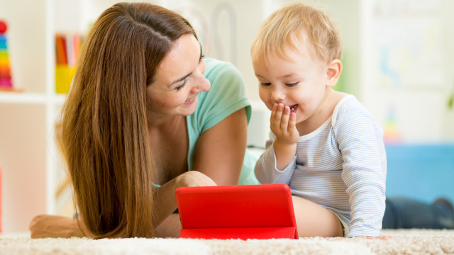 ребенок играет в гаджет