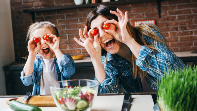 мама с дочкой готовят на кухне