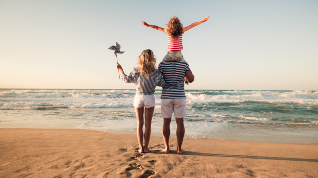 сім'я на пляжі