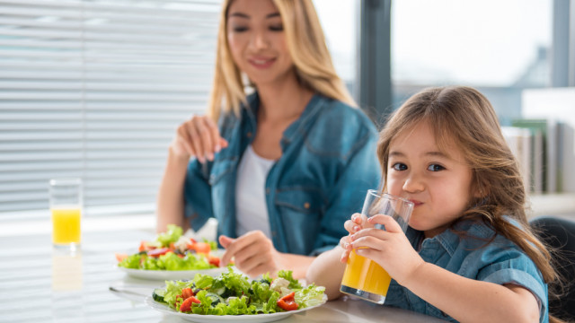 мама с дочкой едят