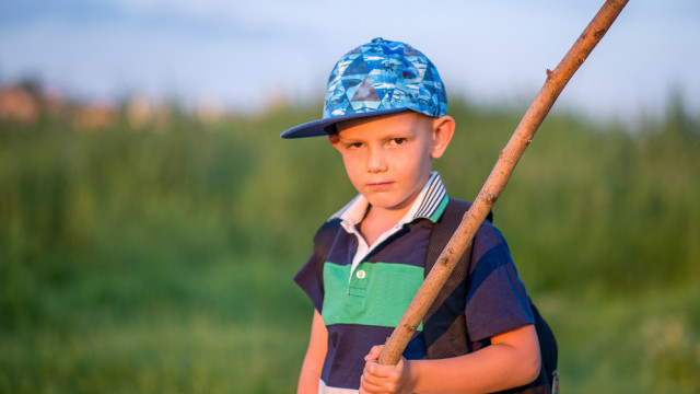 мальчик с палкой