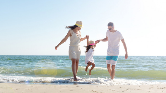 сім'я на пляжі