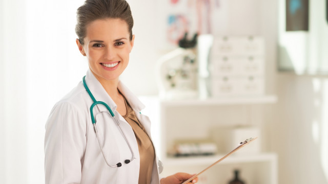 девушка доктор врач