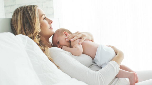 мама с младенцем новорожденный