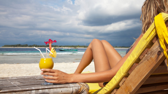 жінка на пляжі