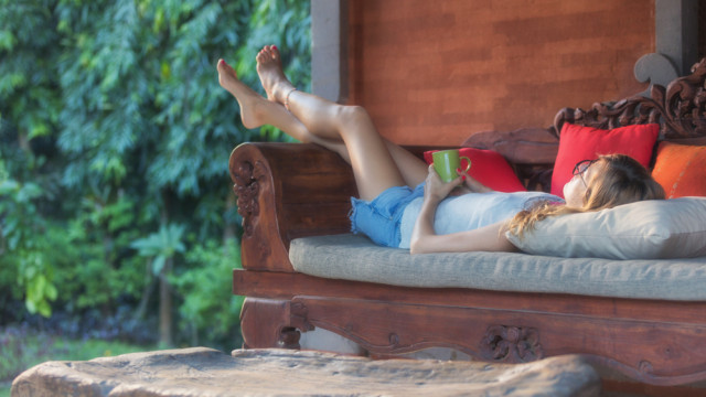 дівчина спить влітку