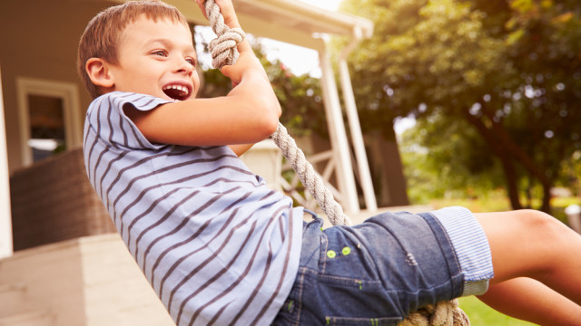 мальчик катается лето