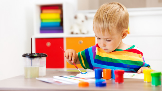 ребенок в садике рисует