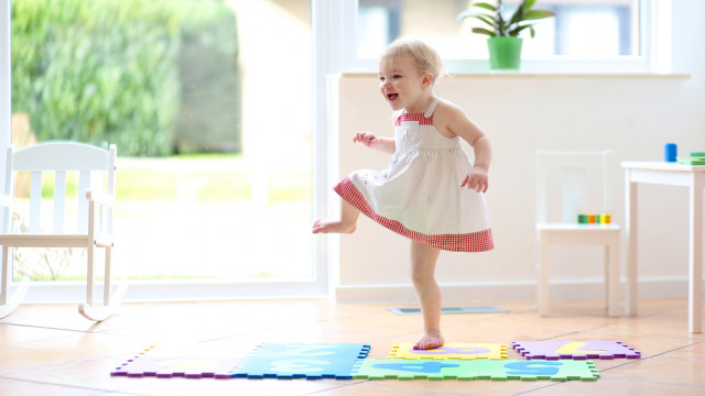 девочка танцует тоддлер