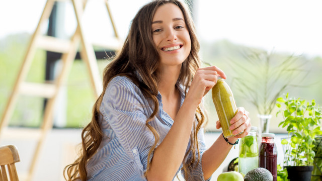 дівчина на кухні