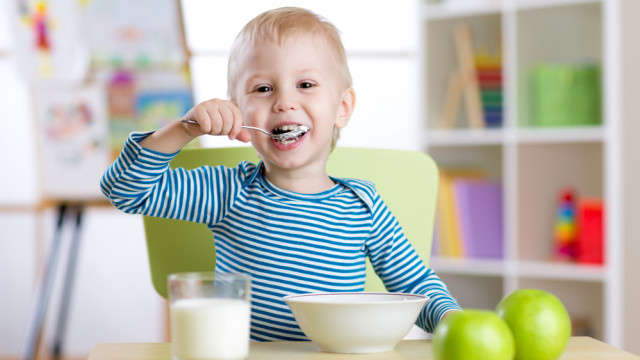 ребенок ест