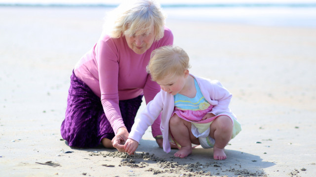 девочка с бабушкой на море