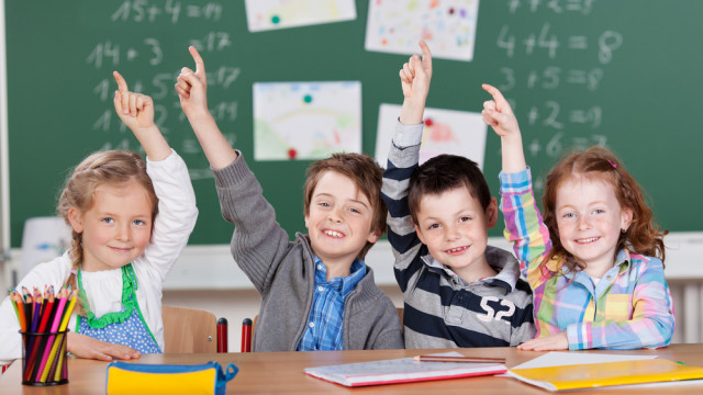 дети в школе сад