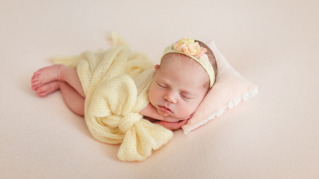 новорожденный спит