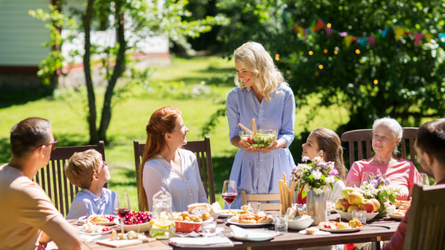 гости прием семья обедает летом