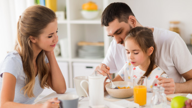 сім'я снідає