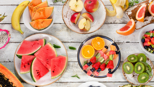 фрукти в тарілках
