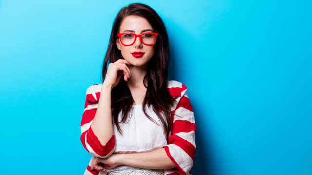 дівчина в окулярах