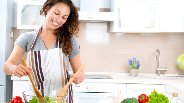 дівчина готує