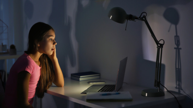 ребенок подросток возле компьютера