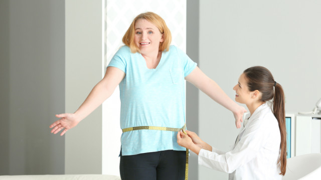 доктор міряє талію ожиріння