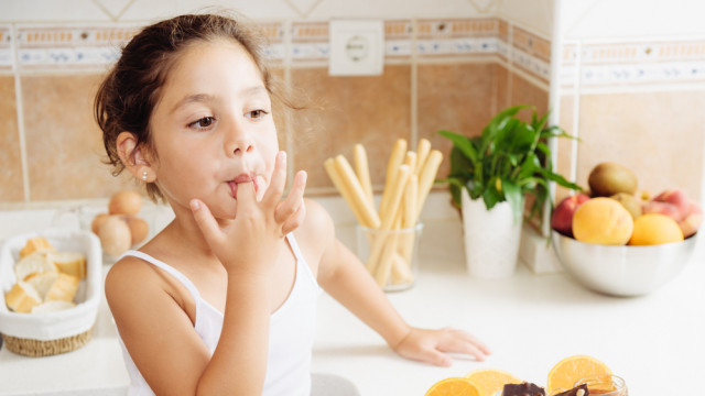 девочка кушает перекус