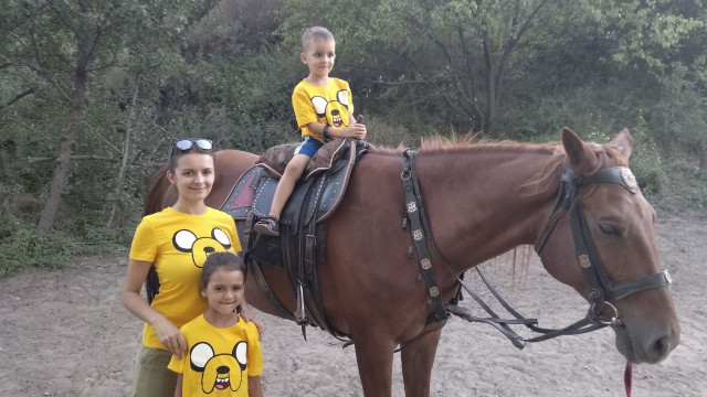 Марина Довбыш и дети и лошадь