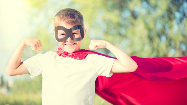 мальчик супермен герой сильный