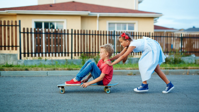 дети гуляют