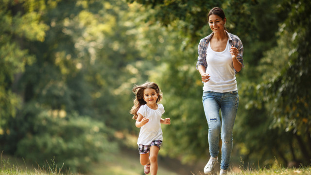 мама з донькою біжить