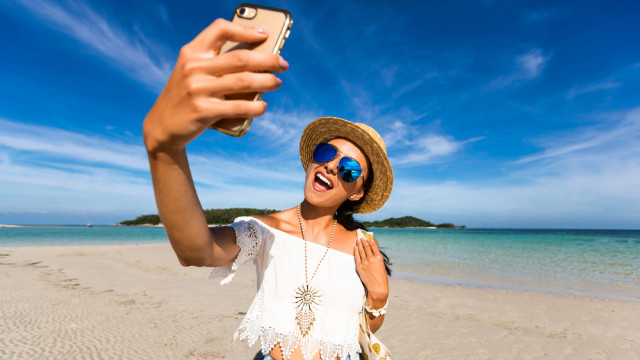 женщина фотографируется