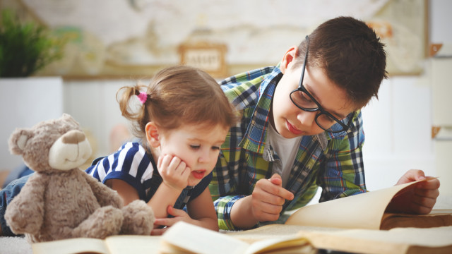 брат и сестра учатся