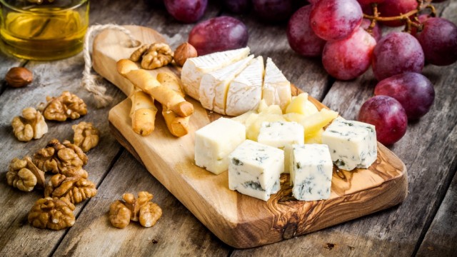 Сыр на дощечке