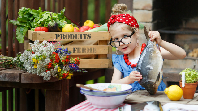 ребенок готовит на кухне