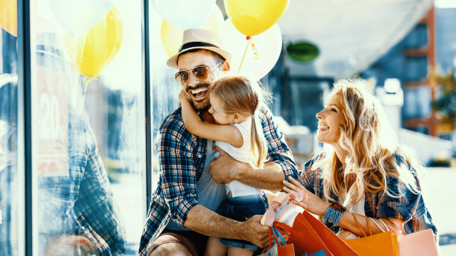 сім'я гуляє у місті