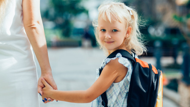 дівчинка-школярка