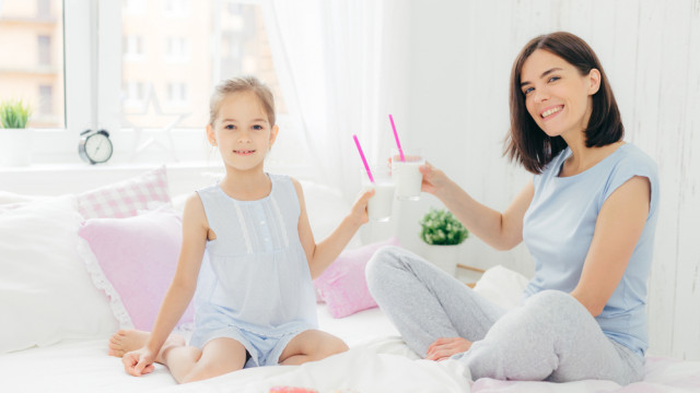 мама с дочкой пьют коктейль