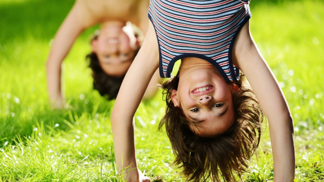 активные дети на руках