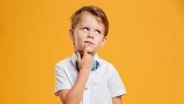 мальчик думает