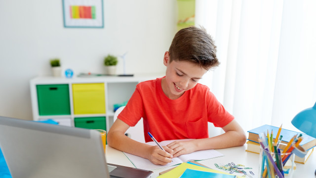 мальчик учится уроки