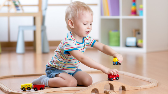 ребенок играет с машинками